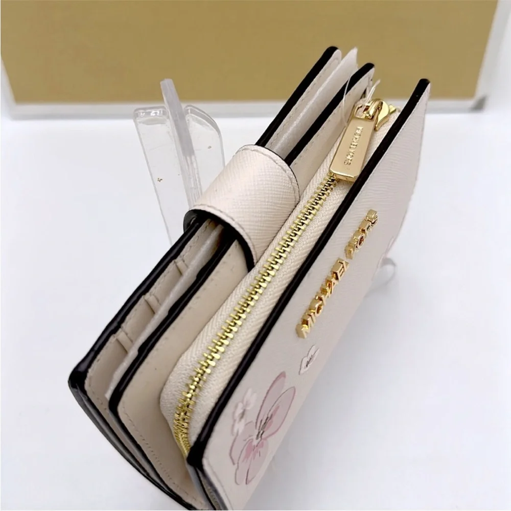 Michael Kors Cream Wallet Elegant Design